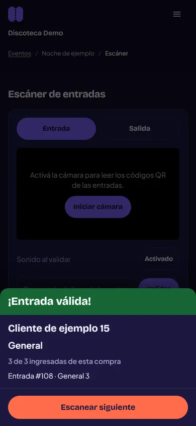 La pantalla del escáner en la puerta, con el aviso verde «Entrada válida» y la lista de las entradas de la misma compra que se pueden ingresar juntas.